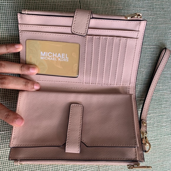 Original Michael kors wristlet with space for mobile phone - Picture 3 of 4